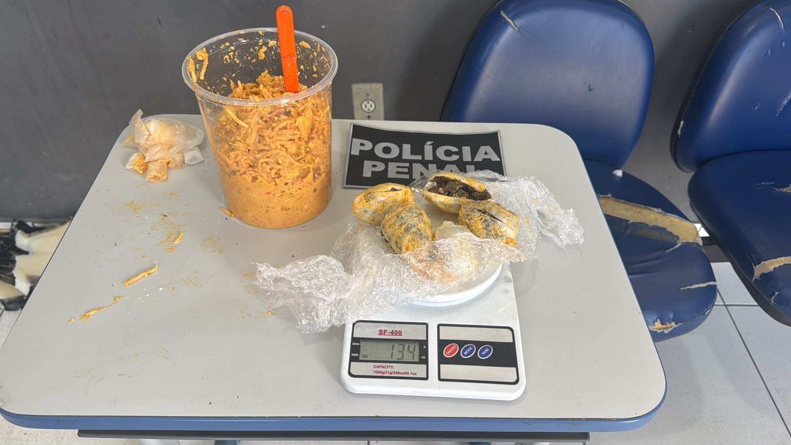 Mulher é presa com drogas escondidas em estrogonofe ao tentar entrar em presídio na Bahia