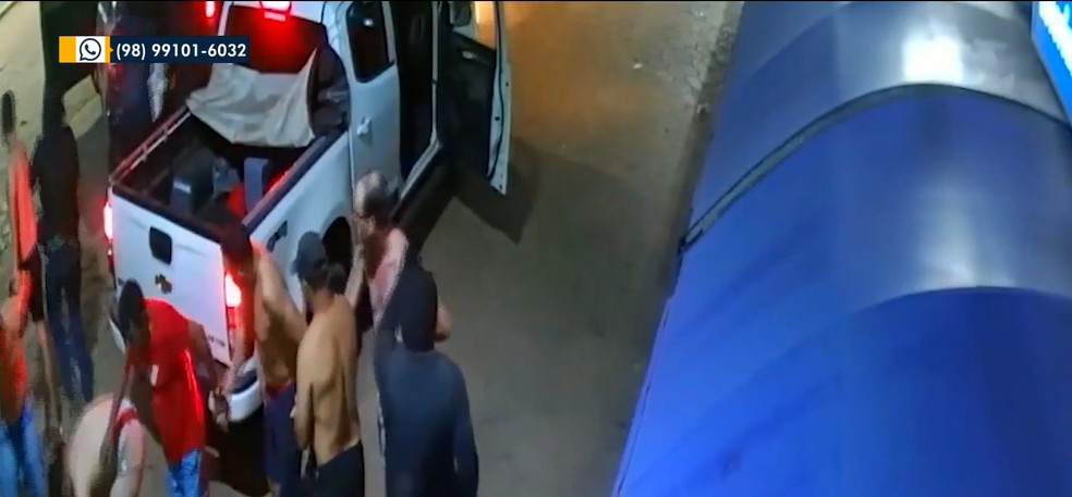 O grupo usou explosivos para destruir caixas eletrônicos e fez pelo menos sete pessoas reféns — Foto: Reprodução/TV Mirante