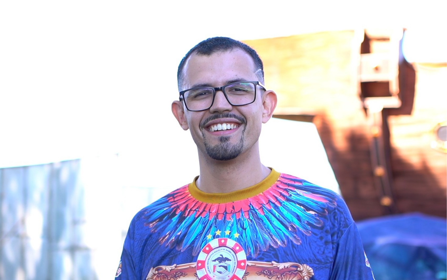 Padre de Ribeirão Preto, SP, transforma paixão pelo Carnaval em sambas-enredo para desfiles do país