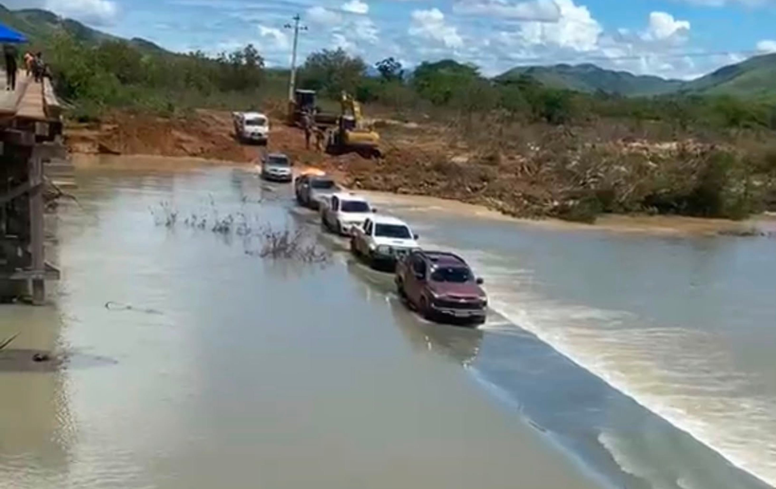 Município mais indígena do Brasil volta a ter acesso por rota provisória um dia após chuva levar ponte em RR