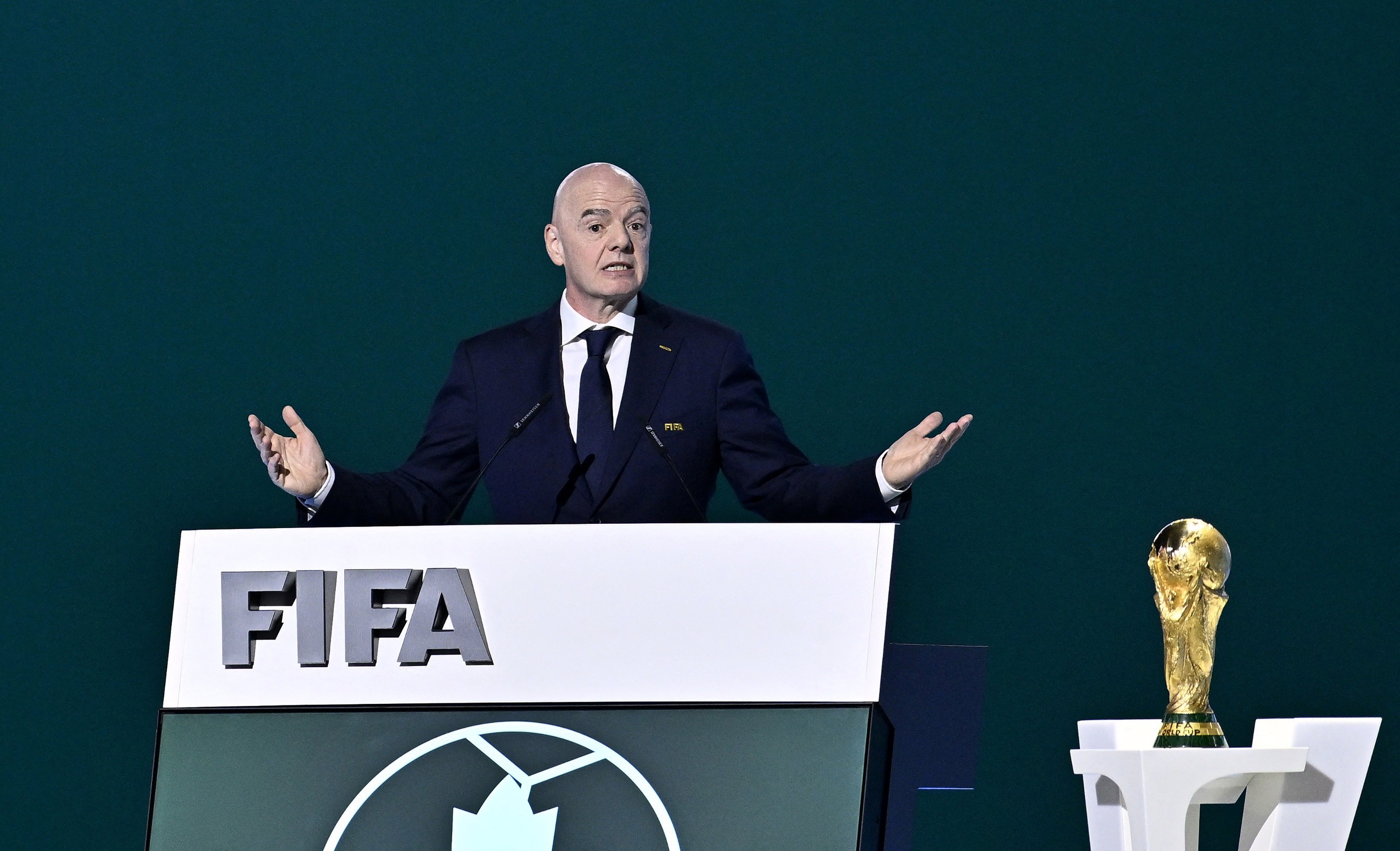 É #FAKE que vídeo mostre presidente da Fifa comemorando vitória da Argentina contra o Egito