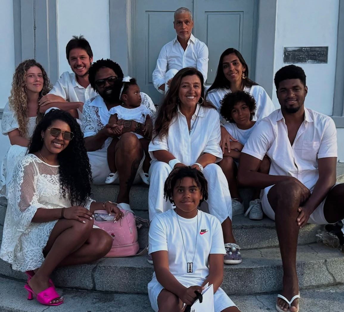 Regina Casé visita Terreiro do Gantois, na Bahia, ao lado de Xande de Pilares, familiares e amigos