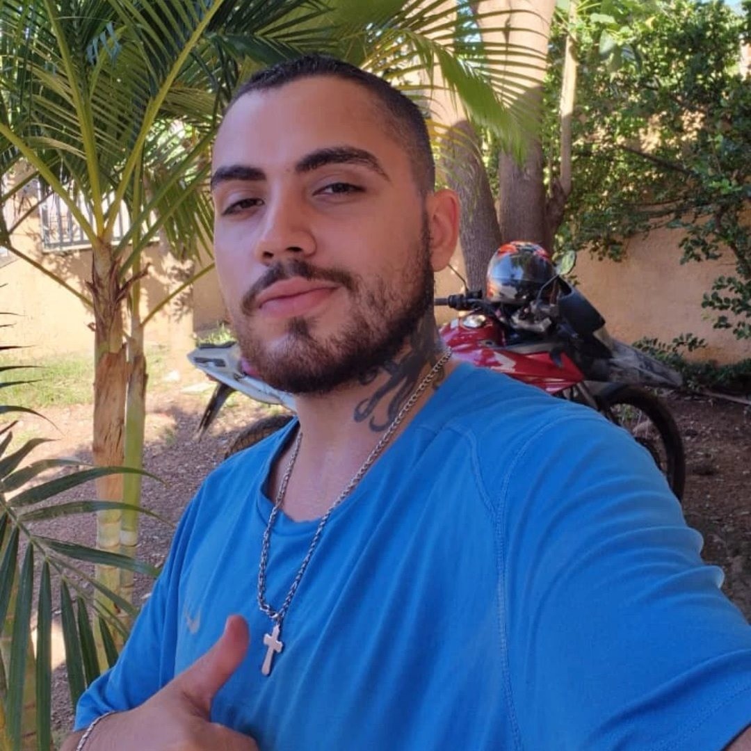 Motociclista de 22 anos morre após bater contra árvore em avenida de Cuiabá