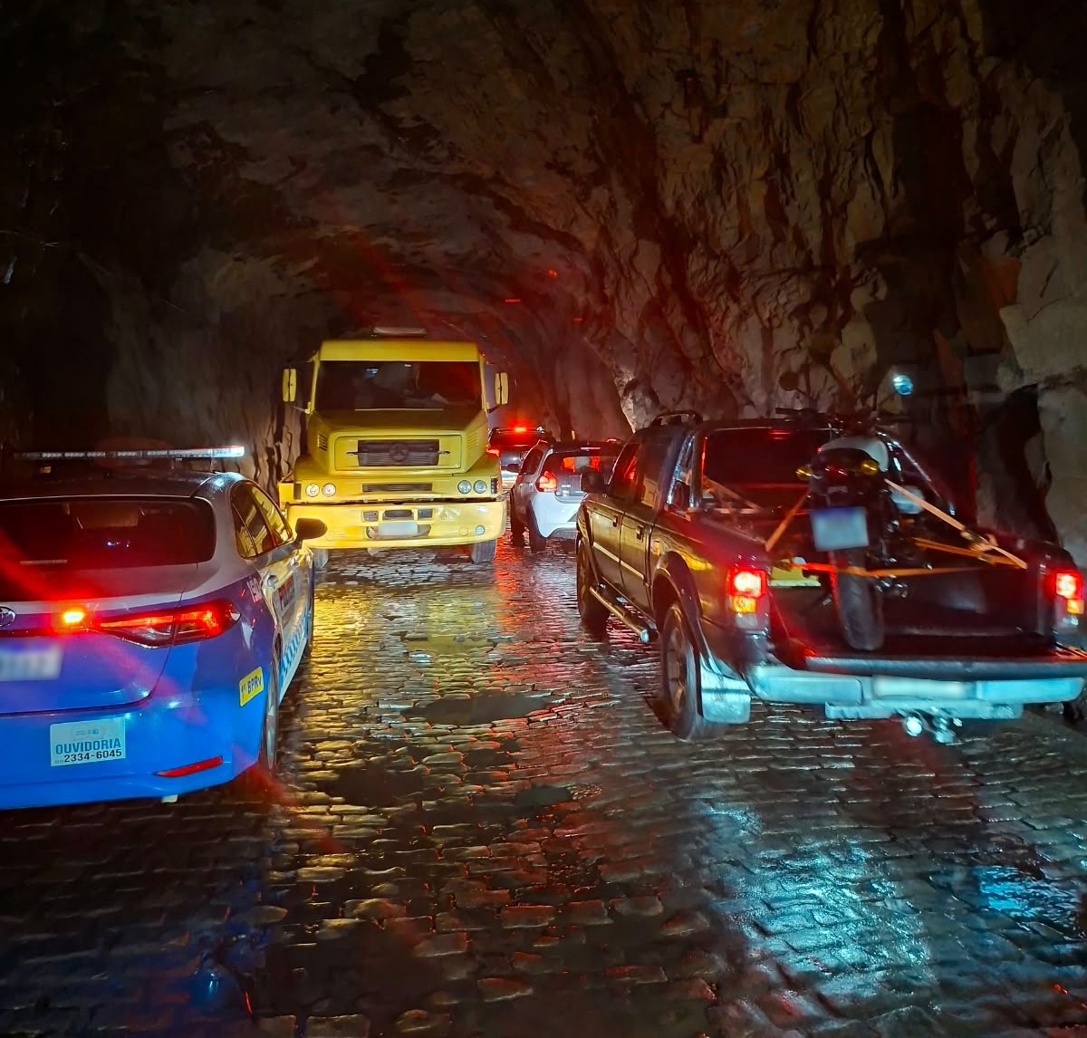 Caminhão quebra dentro de túnel e interdita trecho da RJ-155, em Rio Claro