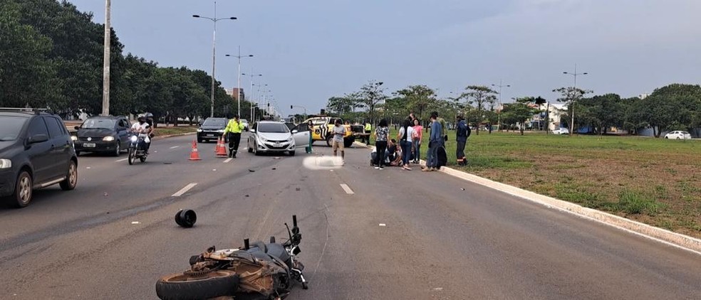 Acidente entre moto e carro provoca a morte de mulher, na avenida Teotônio Segurado em Palmas — Foto: Evandro Mendes/TV Anhanguera