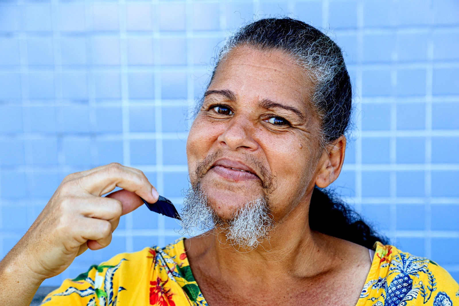 Mulher assume condição genética e deixa barba crescer: 'Precisava me sentir completa'