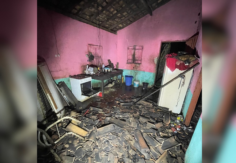 Casa é destruída em incêndio na cidade de Araguatins — Foto: Corpo de Bombeiros/Divulgação