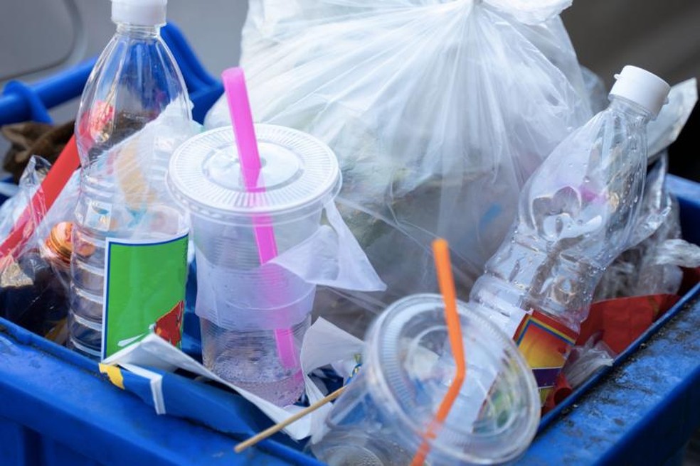 Cerca de 400 milhões de toneladas de resíduos plásticos são produzidas todos os anos no mundo todo — Foto: Getty Images/via BBC