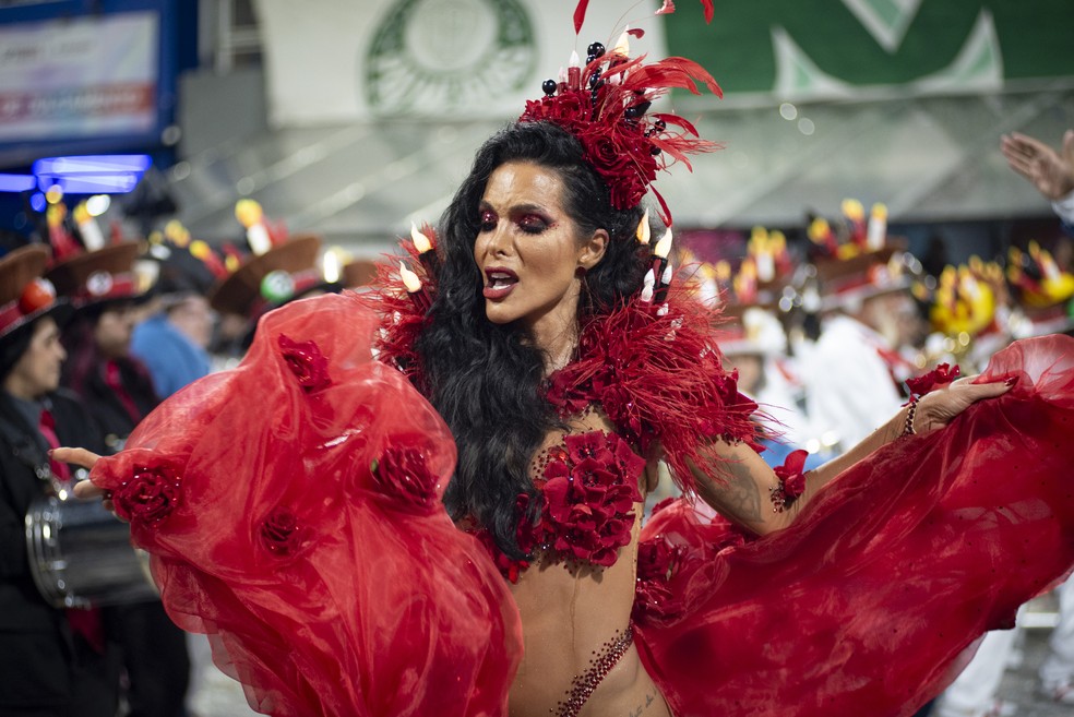Carla Prata, rainha de bateria da escola de samba Acadêmicos do Tucuruvi, desfila pelo Grupo de Acesso I do Carnaval de São Paulo 2026, no Sambódromo do Anhembi, na zona norte da capital paulista, na noite deste domingo (15). — Foto: Bete Marques/O Fotográfico/Estadão Conteúdo