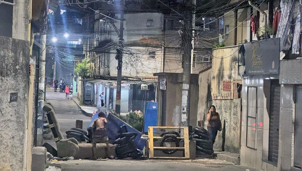 Barricadas nos acessos às Casinhas, no Complexo do Alemão — Foto: Reprodução/TV Globo