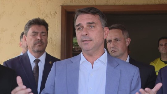 Flávio Bolsonaro fala em mudar Constituição e 'redemocratizar o país'
