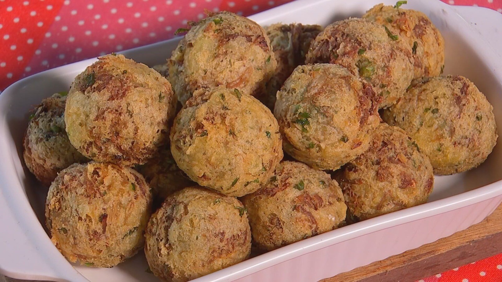 Receita Nosso Campo: aprenda a fazer um delicioso bolinho de costela com massa de mandioca