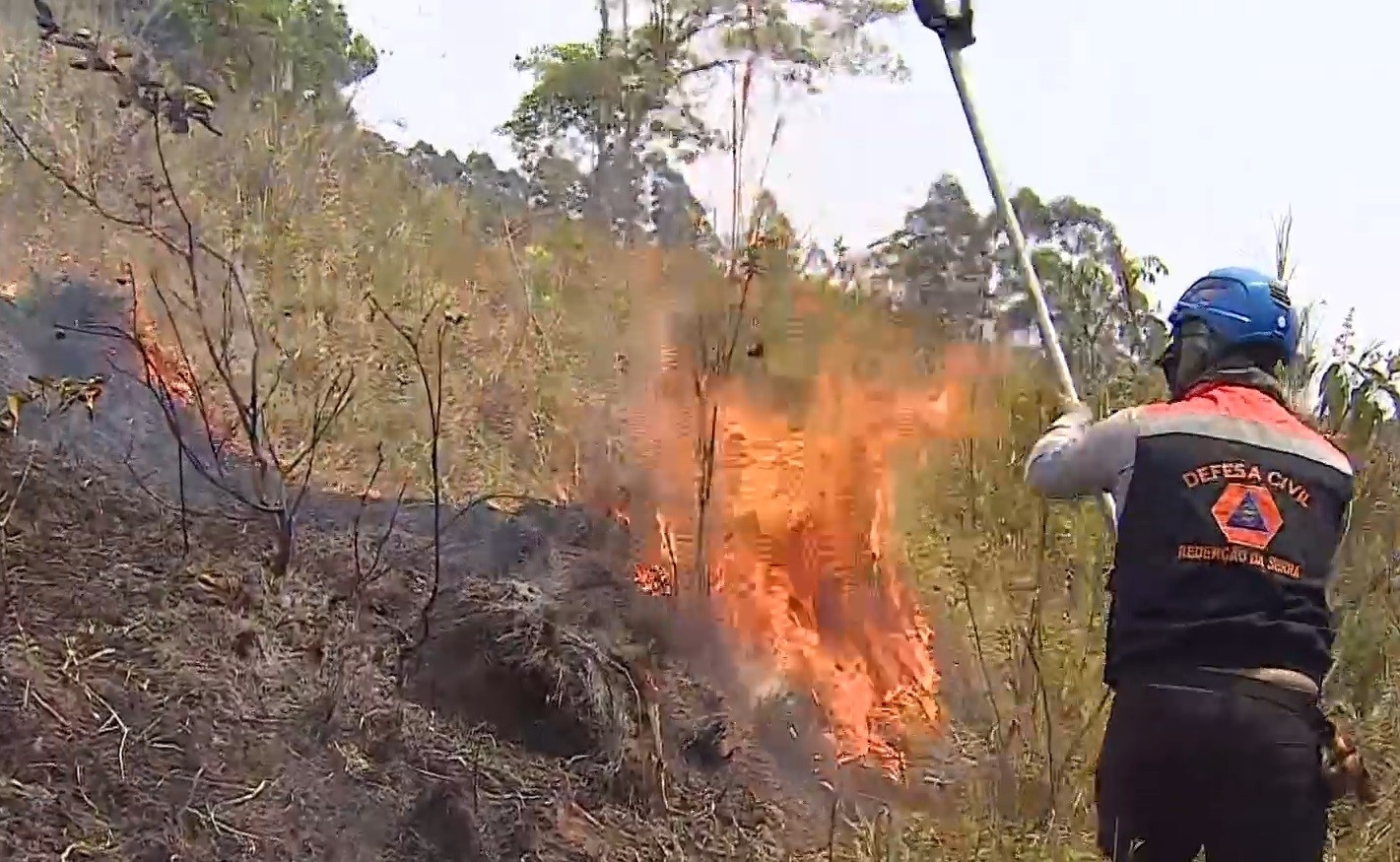 Incêndio atinge vegetação na área rural de Redenção da Serra, SP