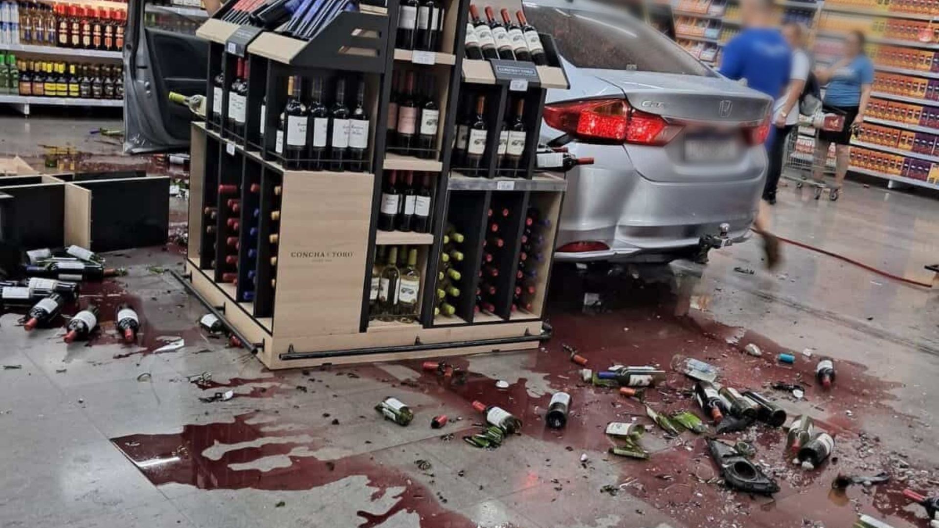 Carro invade supermercado e destrói prateleira de vinhos no RS; veja imagens