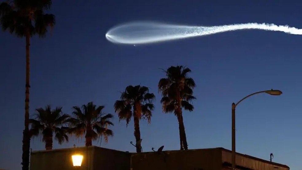Os satélites de propriedade da SpaceX (na foto, sendo transportados por um foguete Falcon 9) são usados pela Starlink para fornecer serviços de internet — Foto: Getty Images via BBC