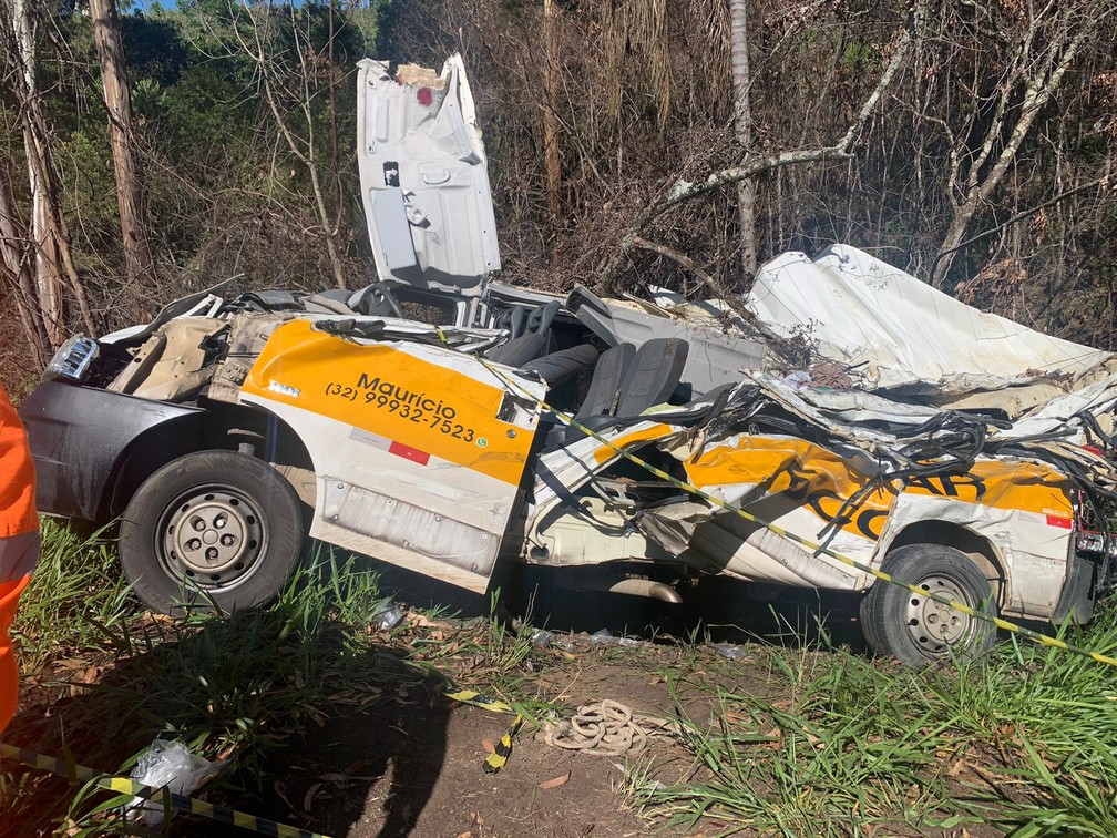 Com impacto da batida, van escolar ficou completamente destruda  Foto: Corpo de Bombeiros/Divulgao