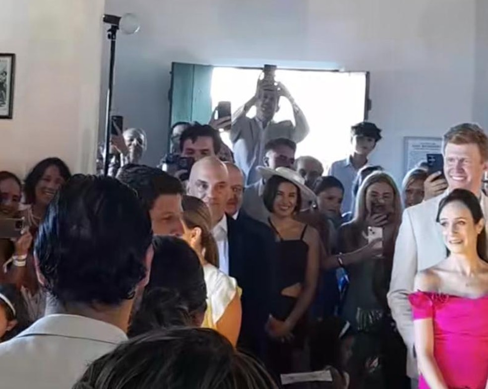 Ministro Alexandre de Moraes, do STF, assistiu ao casamento de João Campos e Tabata Amaral na Praia dos Carneiros, no Litoral Sul de Pernambuco — Foto: Reprodução/WhatsApp
