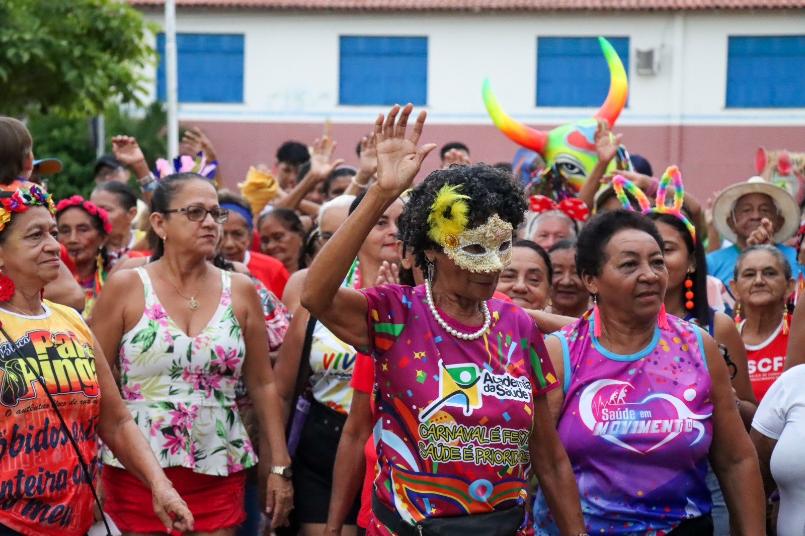 Baile de carnaval promove diversão e inclusão para idosos atendidos por programas sociais em Óbidos