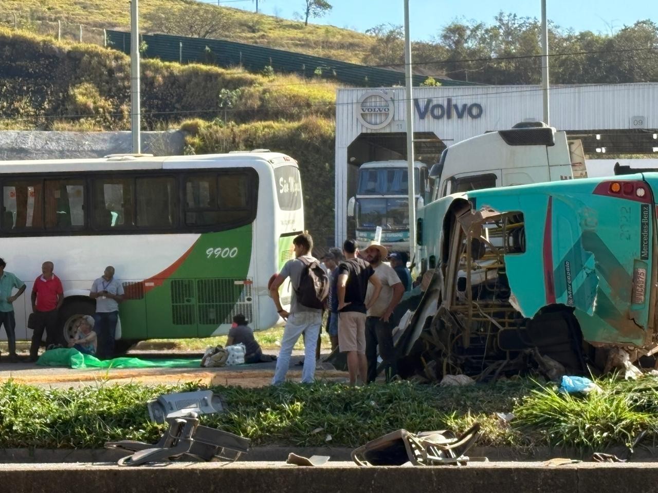 Acidente com ônibus deixa mortos e feridos na BR-040, em Juiz de Fora