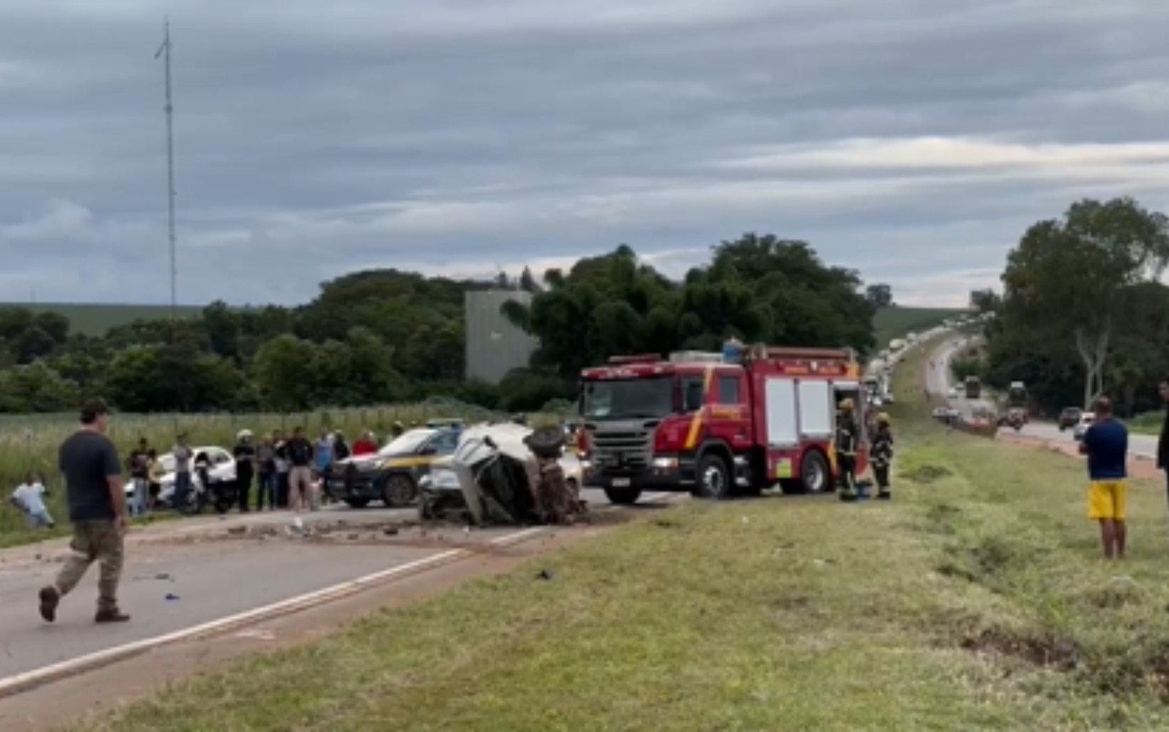 Acidente entre carreta e carros deixa seis feridos na BR-060, dizem bombeiros