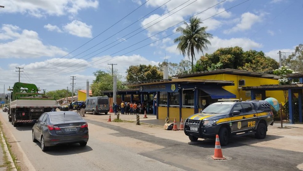 Ônibus parou na frente da unidade da PRF de Humildes, distrito de Feira de Santana. — Foto: Divulgação/PRF