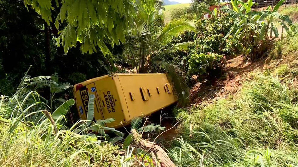 Ônibus escolar com 20 crianças despenca em barranco na ES-080 em São Roque do Canaã, no Noroeste do Espírito Santo — Foto: Reprodução/TV Gazeta