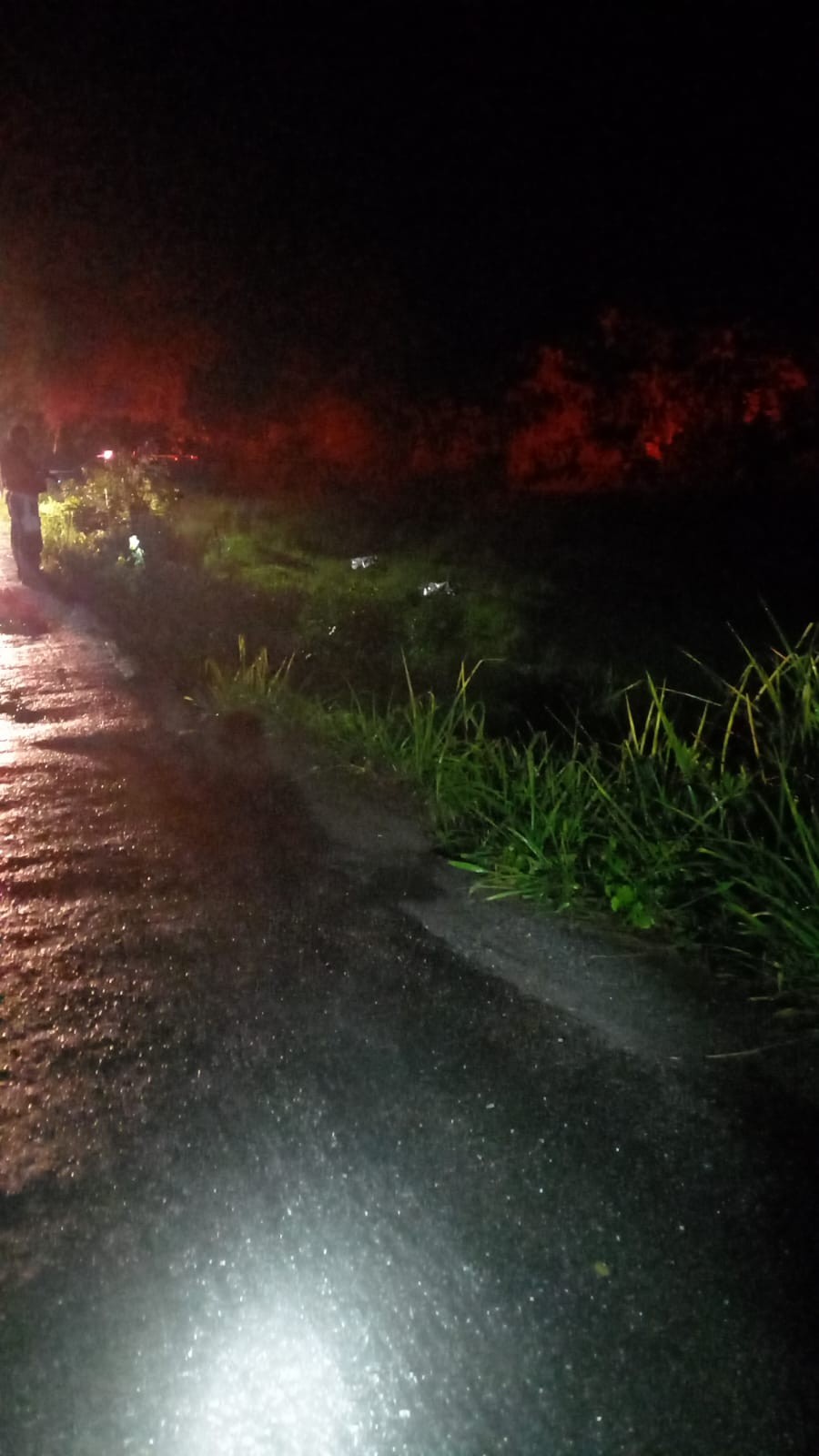 Idosa e mulher morrem afogadas após carro cair dentro de córrego na RJ-141, em Barra do Piraí