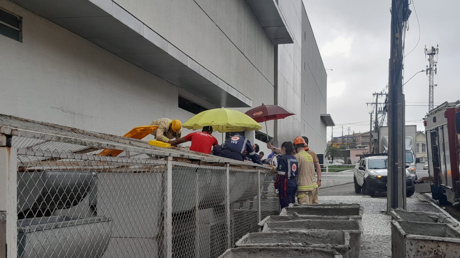 Trabalhador despenca de telhado de shopping e cai de altura de 15 metros, no Paraná