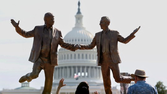 Estátua de Trump e Epstein de mãos dadas aparece em frente à sede do Congresso dos EUA - Monumento amanheceu em Washington D.C., capital dos Estados Unidos, na terça (23). Caso Epstein é polêmica no governo Trump, e população americana exige liberação de arquivos relacionados ao bilionário e criminoso sexual falecido em 2019.