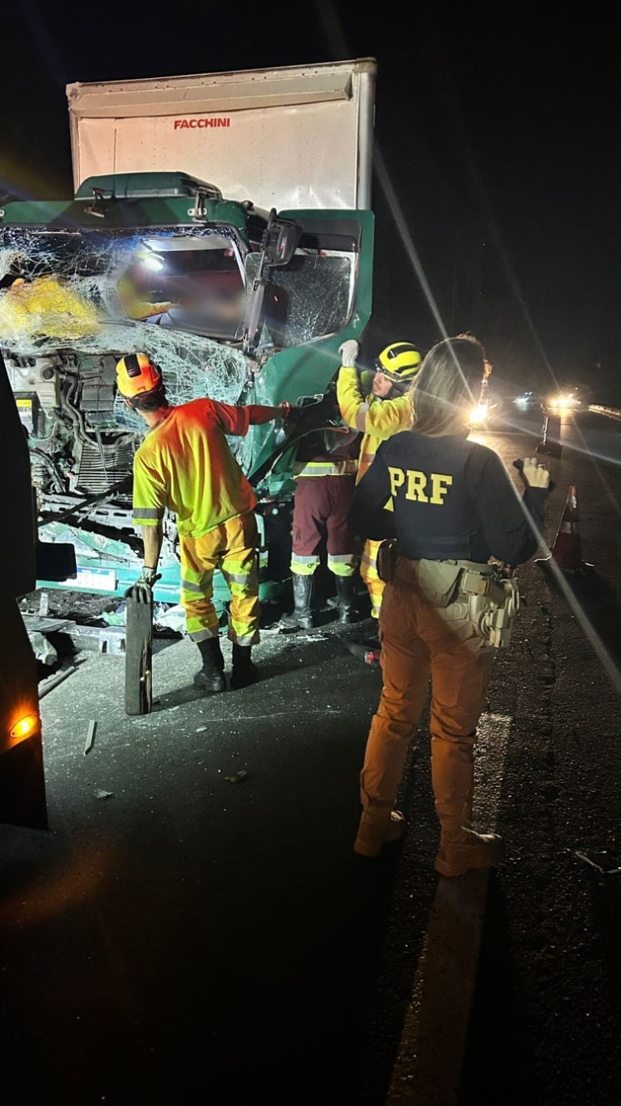 Motorista de caminhão fica preso às ferragens em acidente na Via Dutra, em Piraí 