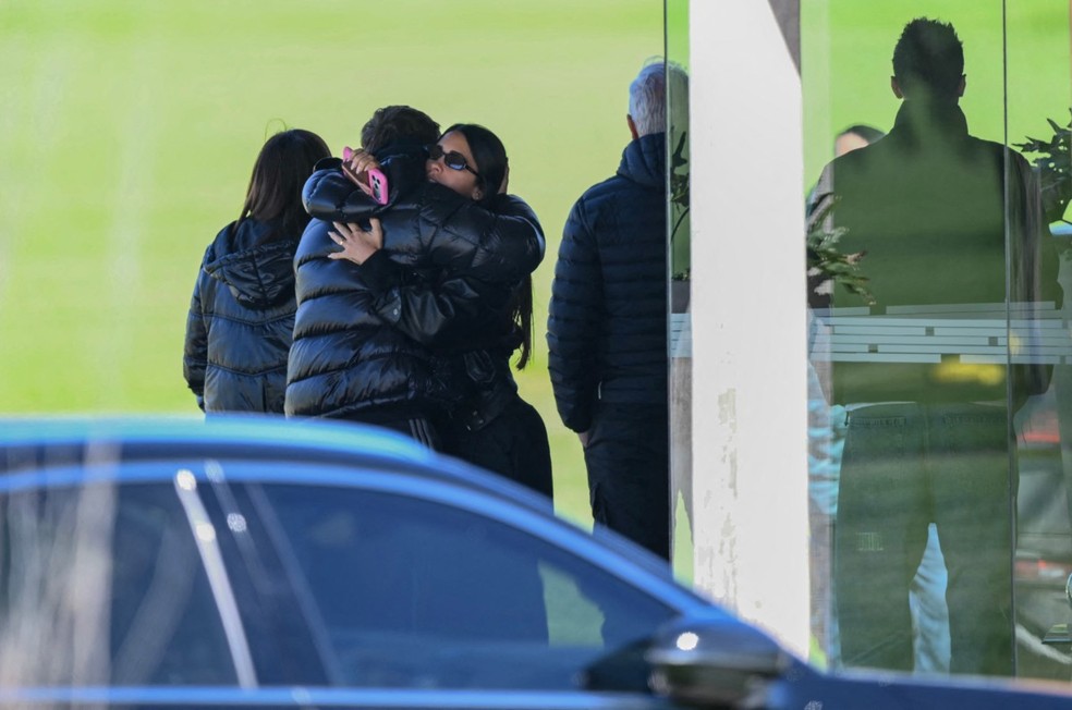 Antonela Roccuzzo (3ª à esquerda), esposa de Lionel Messi, abraça um parente durante o funeral de seu sogro, Jorge Messi, no cemitério El Prado, Argentina. — Foto: AFP
