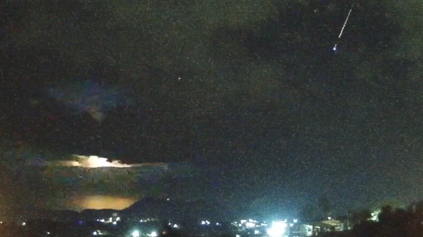 Vídeo mostra momento em que raio corta o céu e meteoro cai ao mesmo tempo no RS; assista