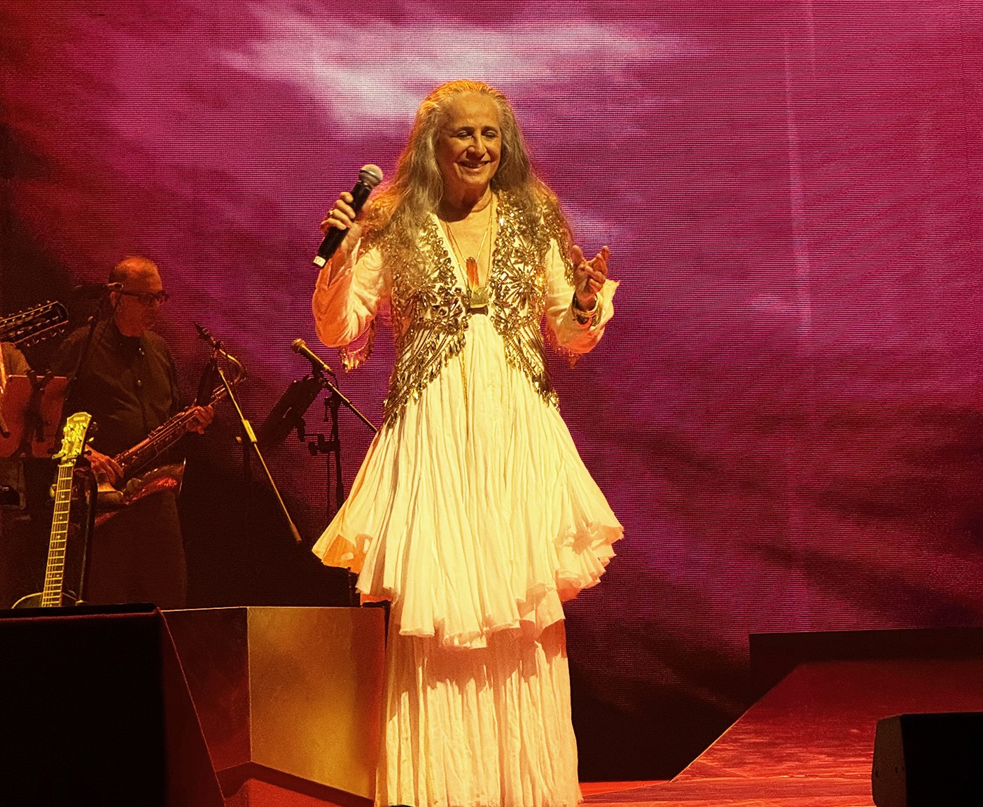 Maria Bethânia se perfila, ao retratar a ‘pátria dos exus’, em grande samba de Xande de Pilares e Paulo César Feital