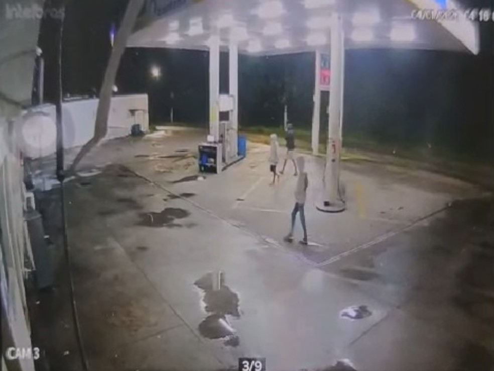 Adolescentes armados com faca roubam posto de combustíveis e carro no Vale do Aço — Foto: Reprodução