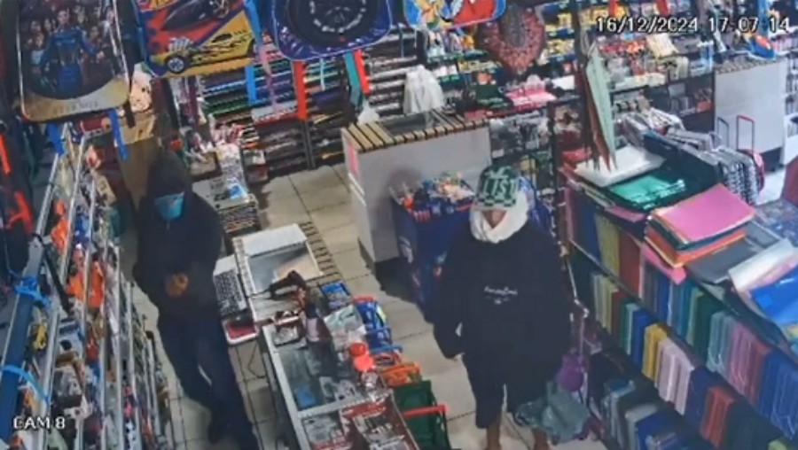 VÍDEO: dois homens são presos após assaltarem livraria com arma falsa em Mirandópolis