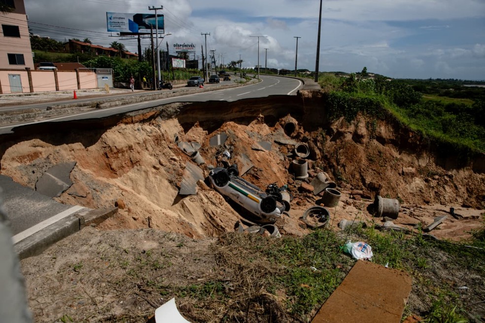 Cratera formada após asfalto ceder na estrada entre Fortaleza e Aquiraz, nesta segunda-feira (27) — Foto: Thiago Gadelha/SVM
