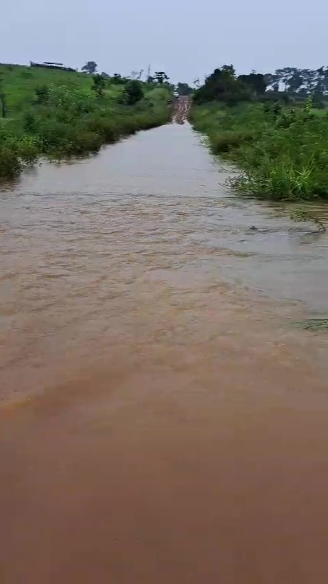 Brasiléia registra pontos de alagação e água invade rodovia após 100 milímetros de chuva