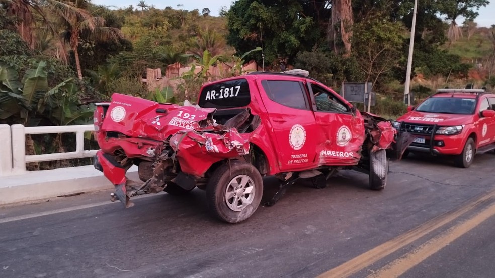 Um dos carros usados pelos militares ficou destruído após batida — Foto: Corpo de Bombeiros