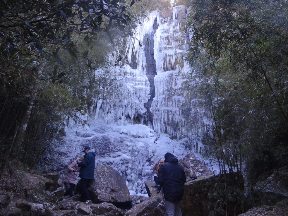 Vista de cachoeira congelada na cidade de Urupema (SC), nesta quinta-feira (29) — Foto: Marilia Sutil/Futura Press/Estadão Conteúdo