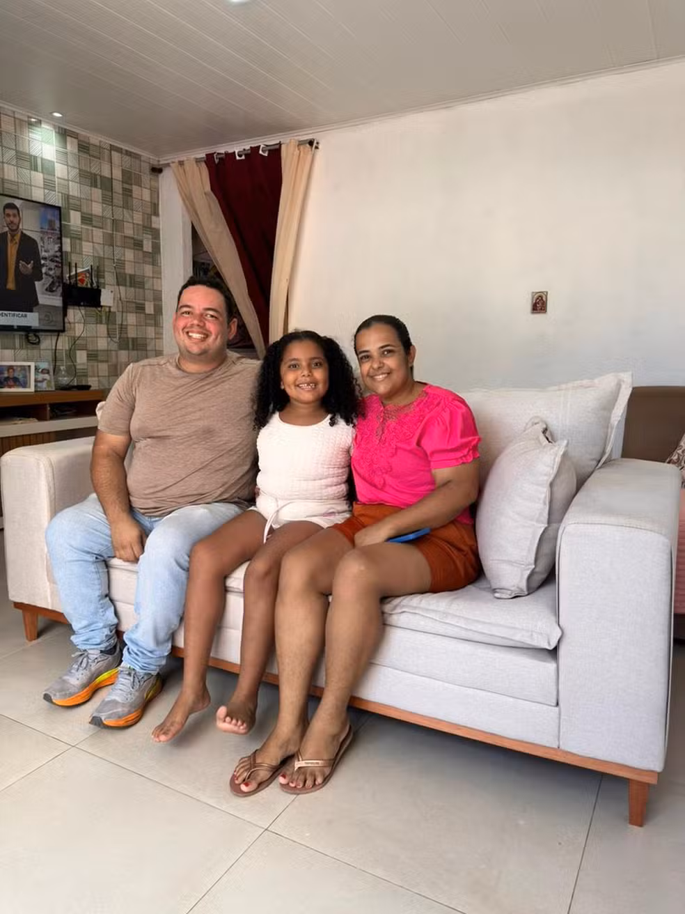 Fabiana Correia e família em novo sofá — Foto: Arquivo pessoal