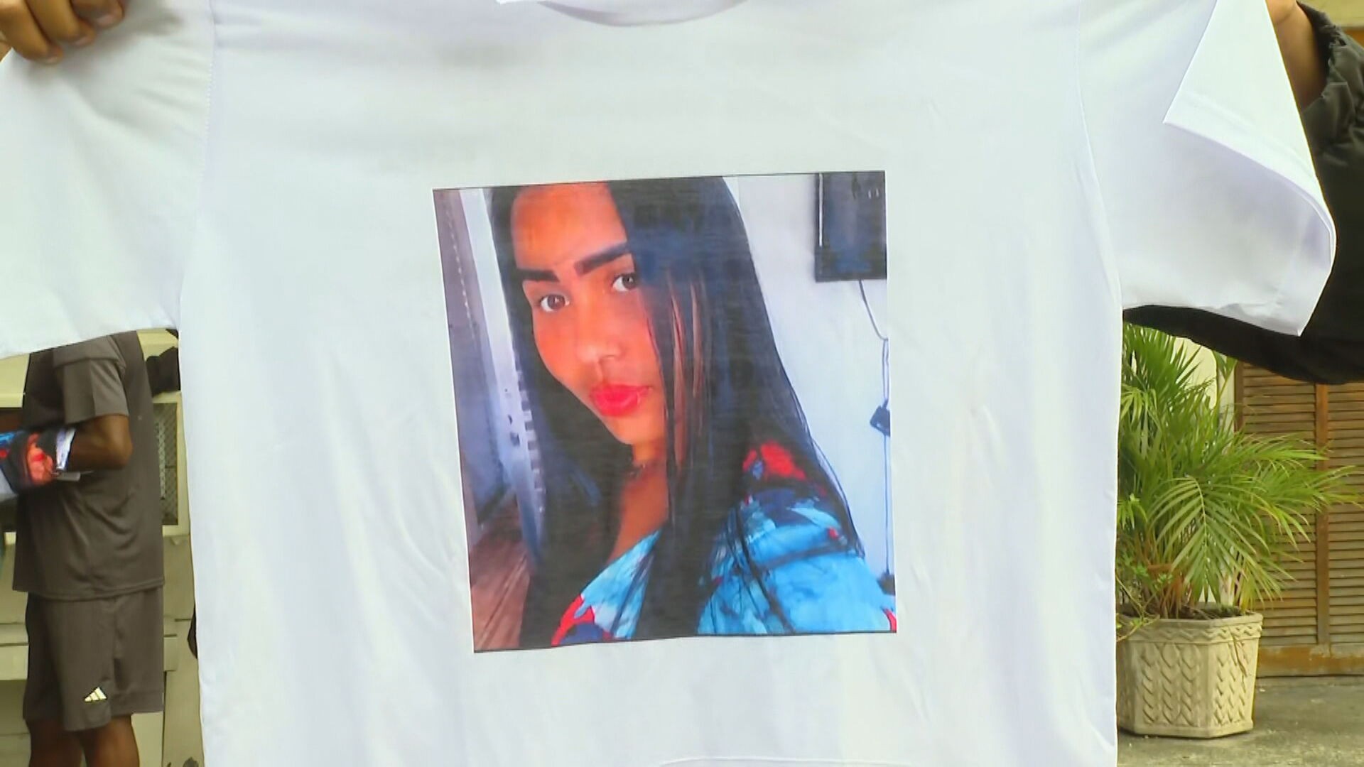 Corpo de jovem morta a facadas no Chapadão é sepultado; mulher estava com filha no colo quando foi atacada