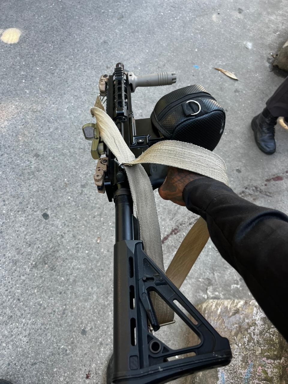 Criminosos atacam UPP Babilônia, no Leme; suspeito com fuzil é baleado