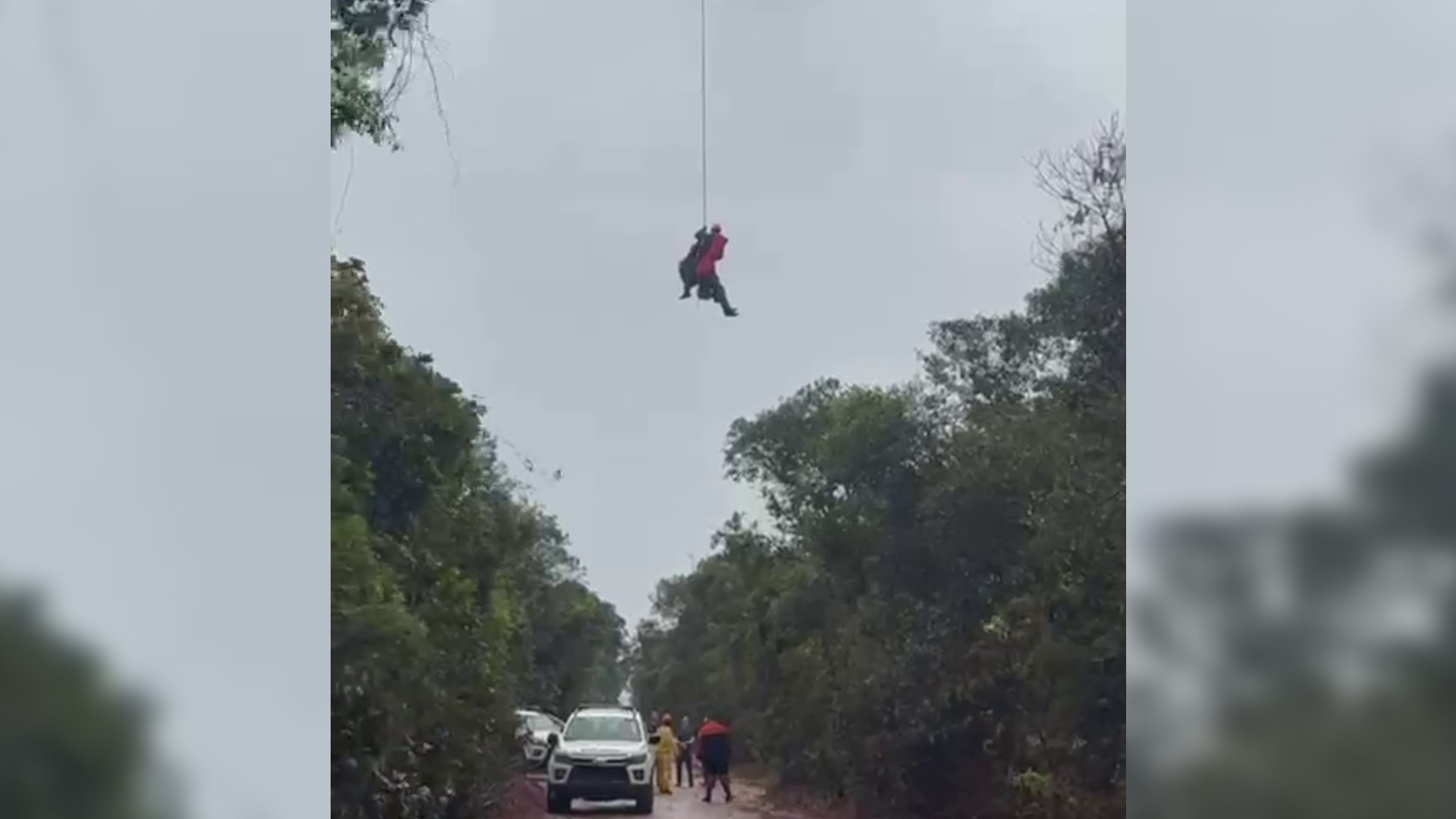 VÍDEO: imagens mostram resgate de sobreviventes após queda de helicóptero em área de mata no interior de SP