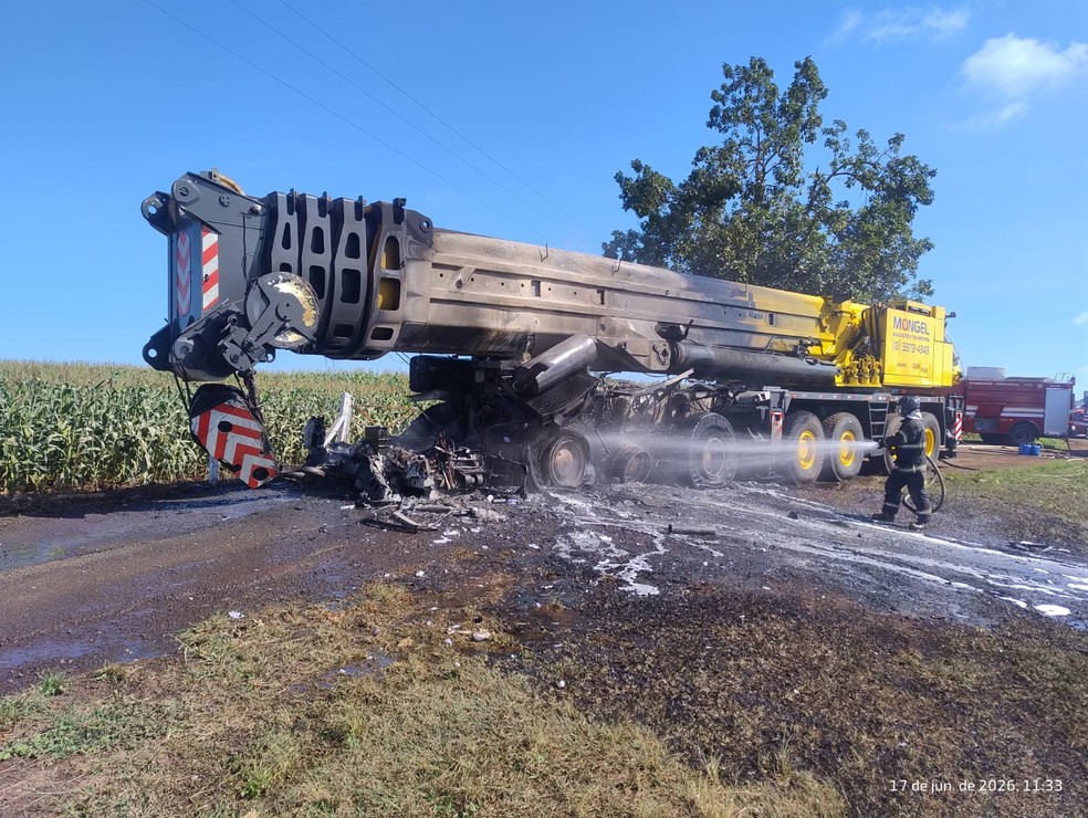 5 de 5
Guindaste pegou fogo na rodovia em Cândido Mota — Foto: Defesa Civil/Divulgação