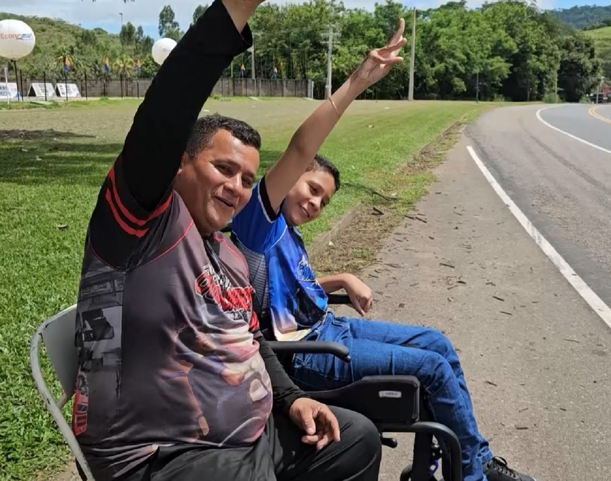 Xodó das estradas: adolescente com paralisia cerebral ganha rede de afeto de caminhoneiros em MG