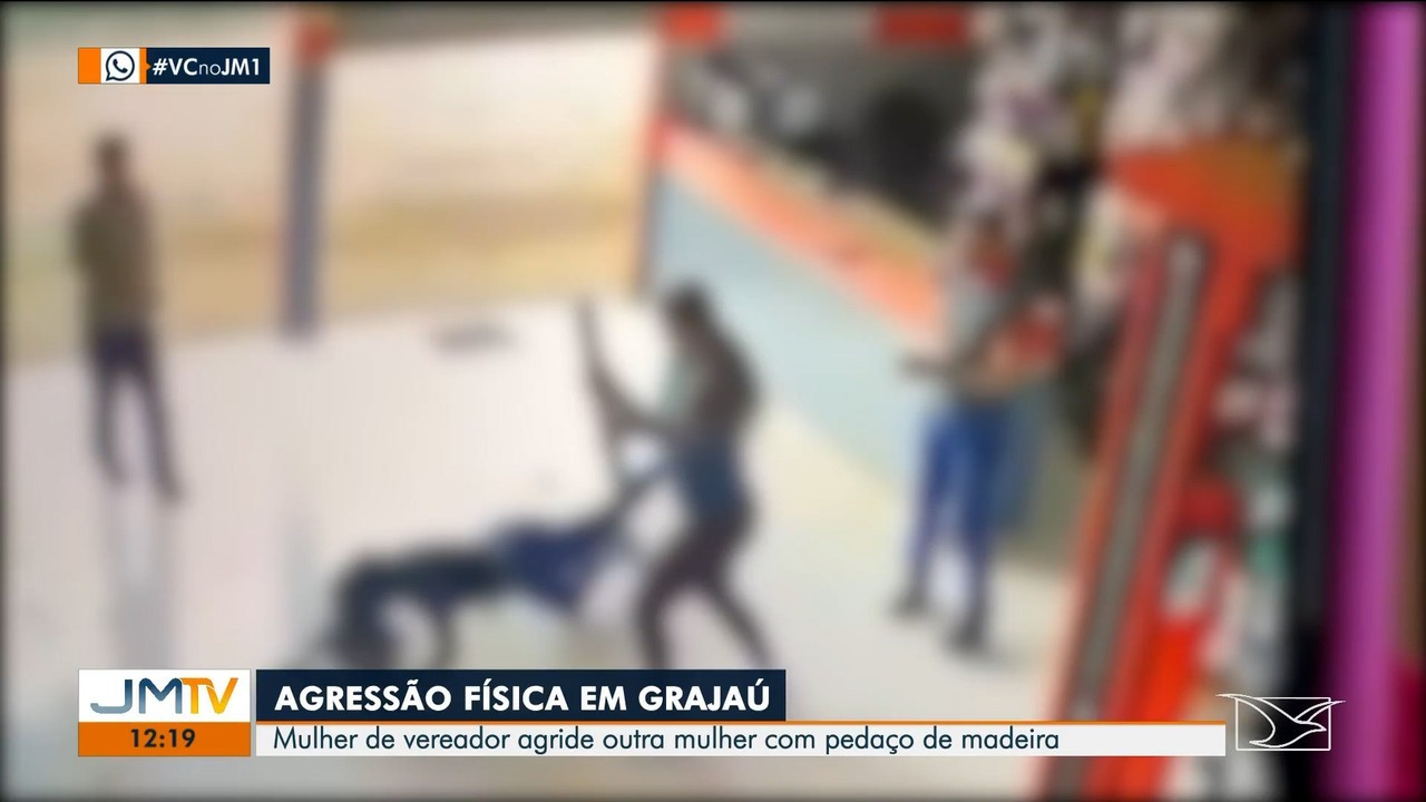 Esposa de vereador é flagrada agredindo mulher a pauladas no interior do Maranhão
