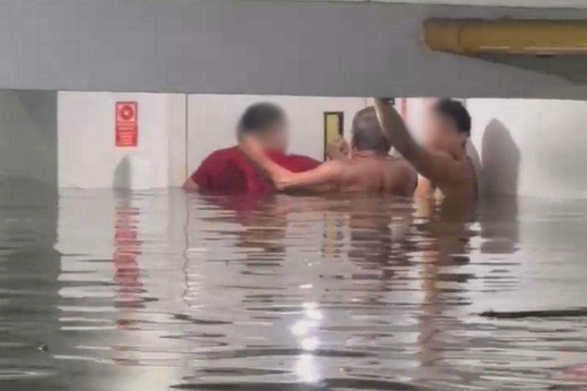 Idosa fica presa em elevador no subsolo de prédio alagado durante tempestade no litoral de SP; VÍDEO