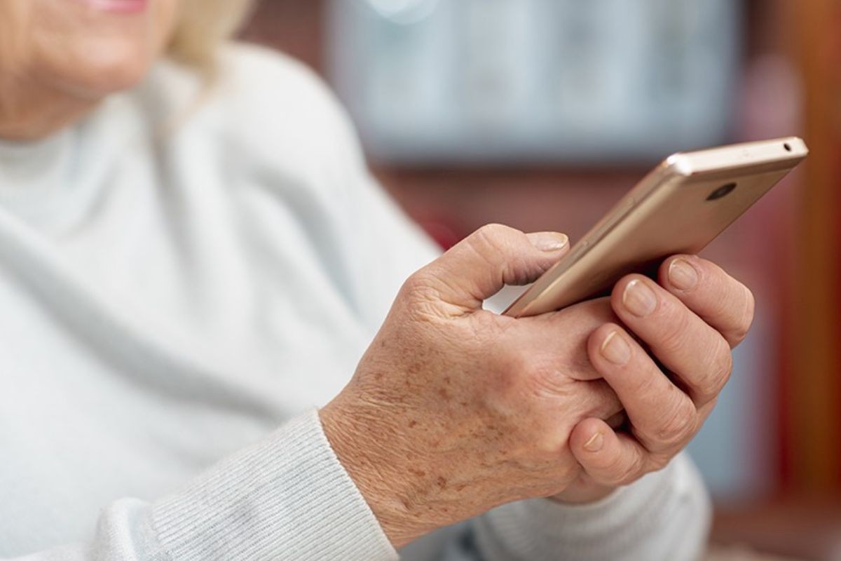 Justiça condena Nubank a indenizar idosa que caiu no golpe da falsa central de atendimento