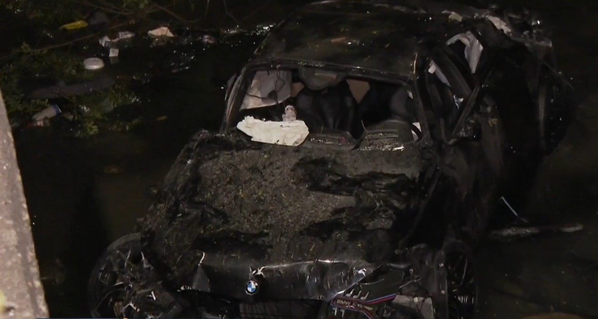 Duas pessoas ficam gravemente feridas após BMW cair no córrego da Avenida Roberto Marinho, na Zona Sul de SP