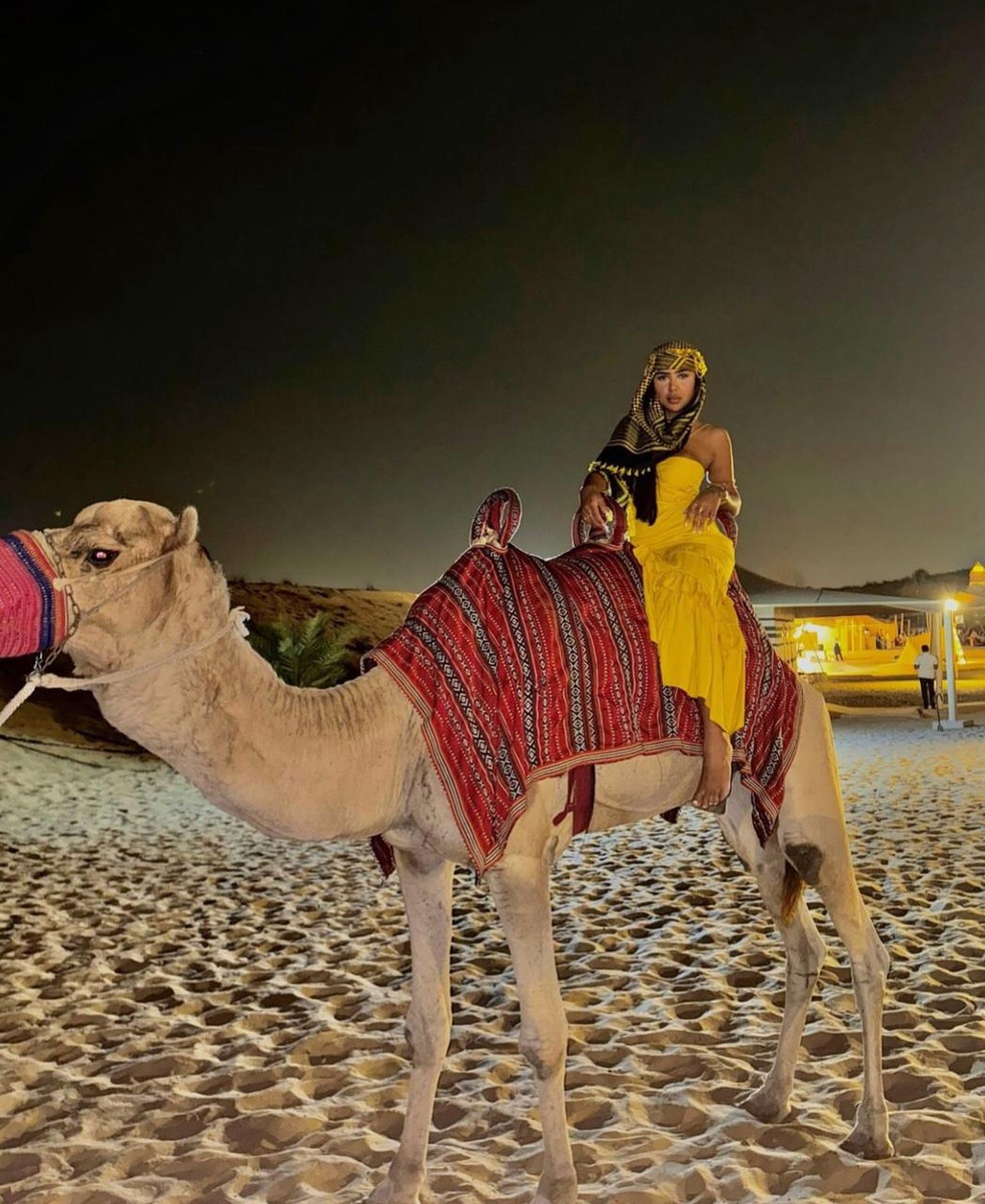 Influenciadora postou foto sentada em um camelo  Foto: Reproduo/Redes Sociais